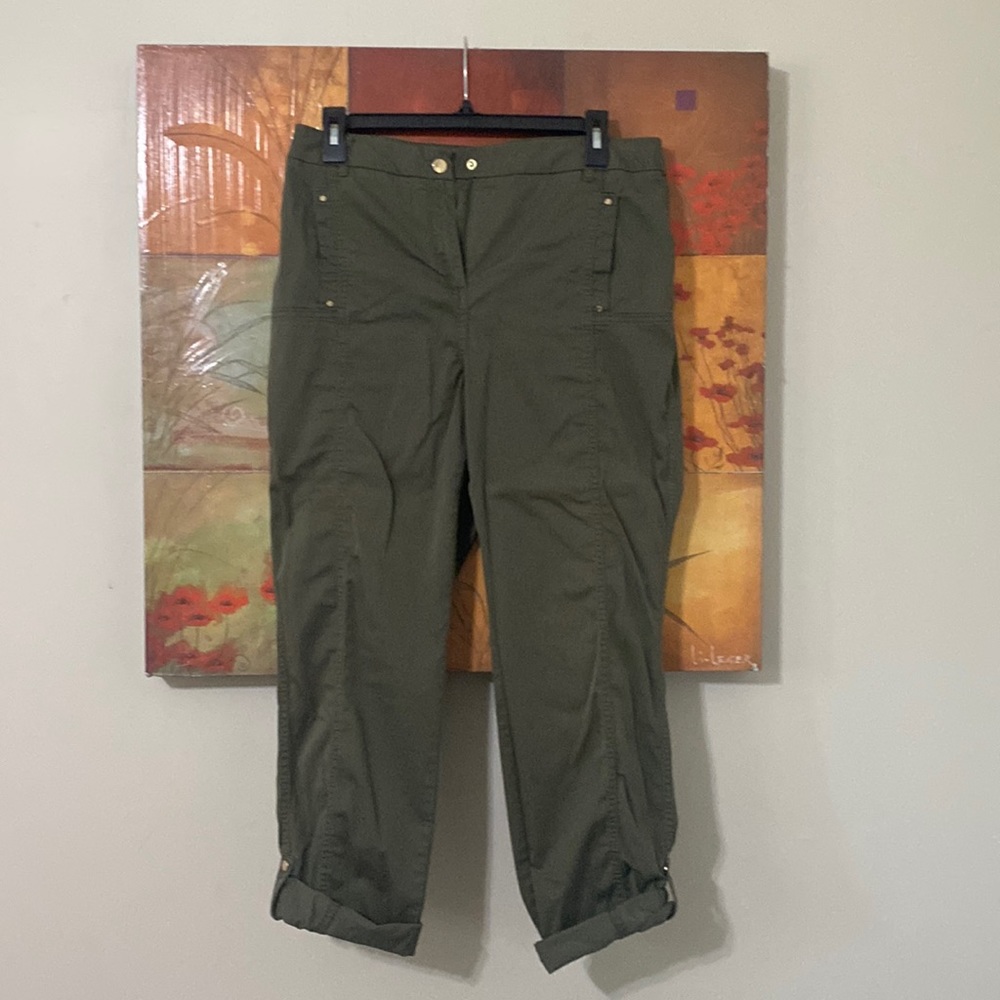 SIZE 1 OLIVE GREEN CHICOS CROPPED/ANKLE LENGTH PANTS
